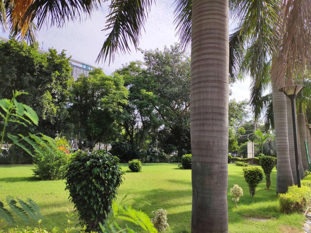 Radisson Hotel Sector 29 Gurugram Гургаон Экстерьер фото