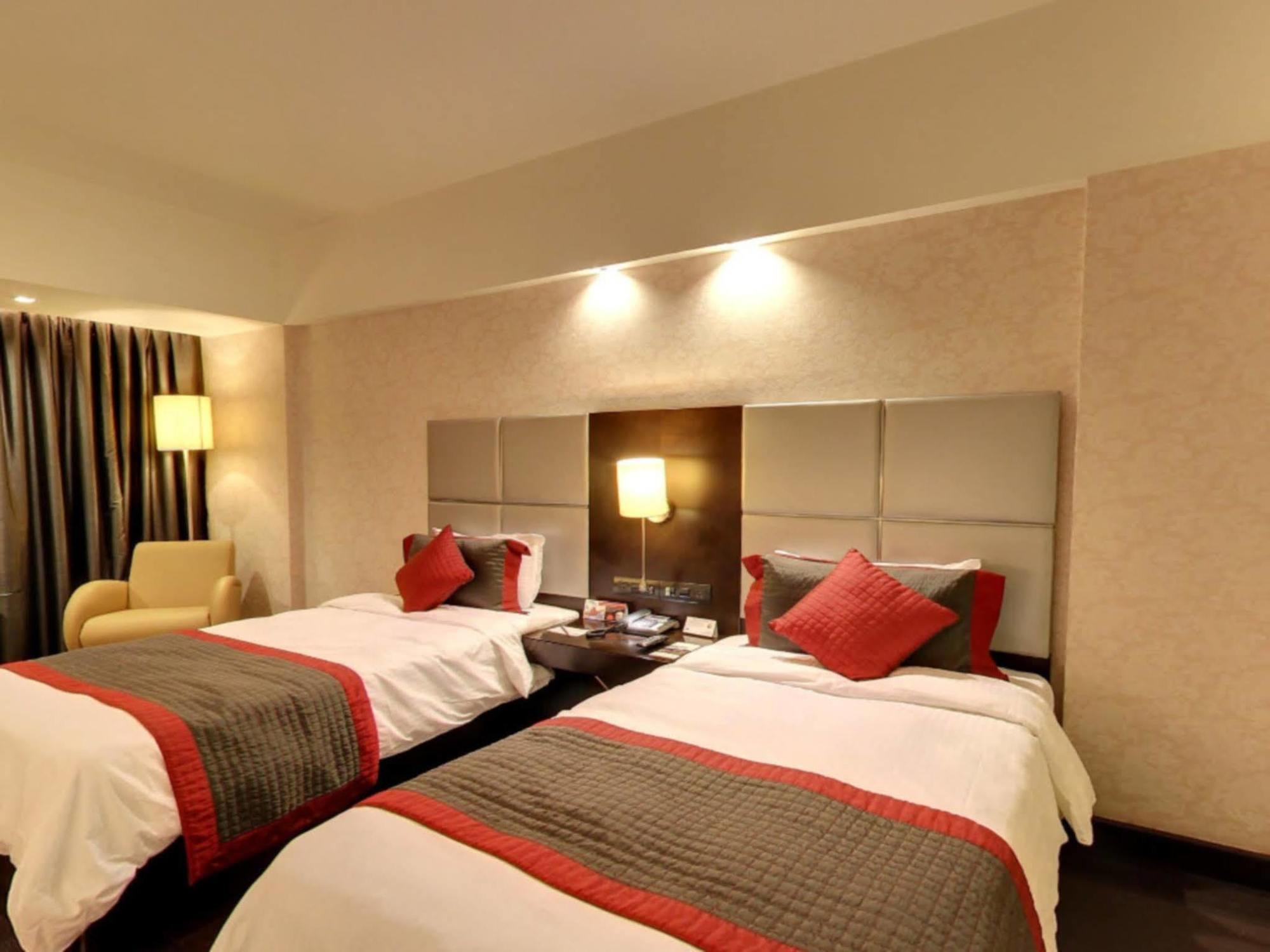 Radisson Hotel Sector 29 Gurugram Гургаон Экстерьер фото