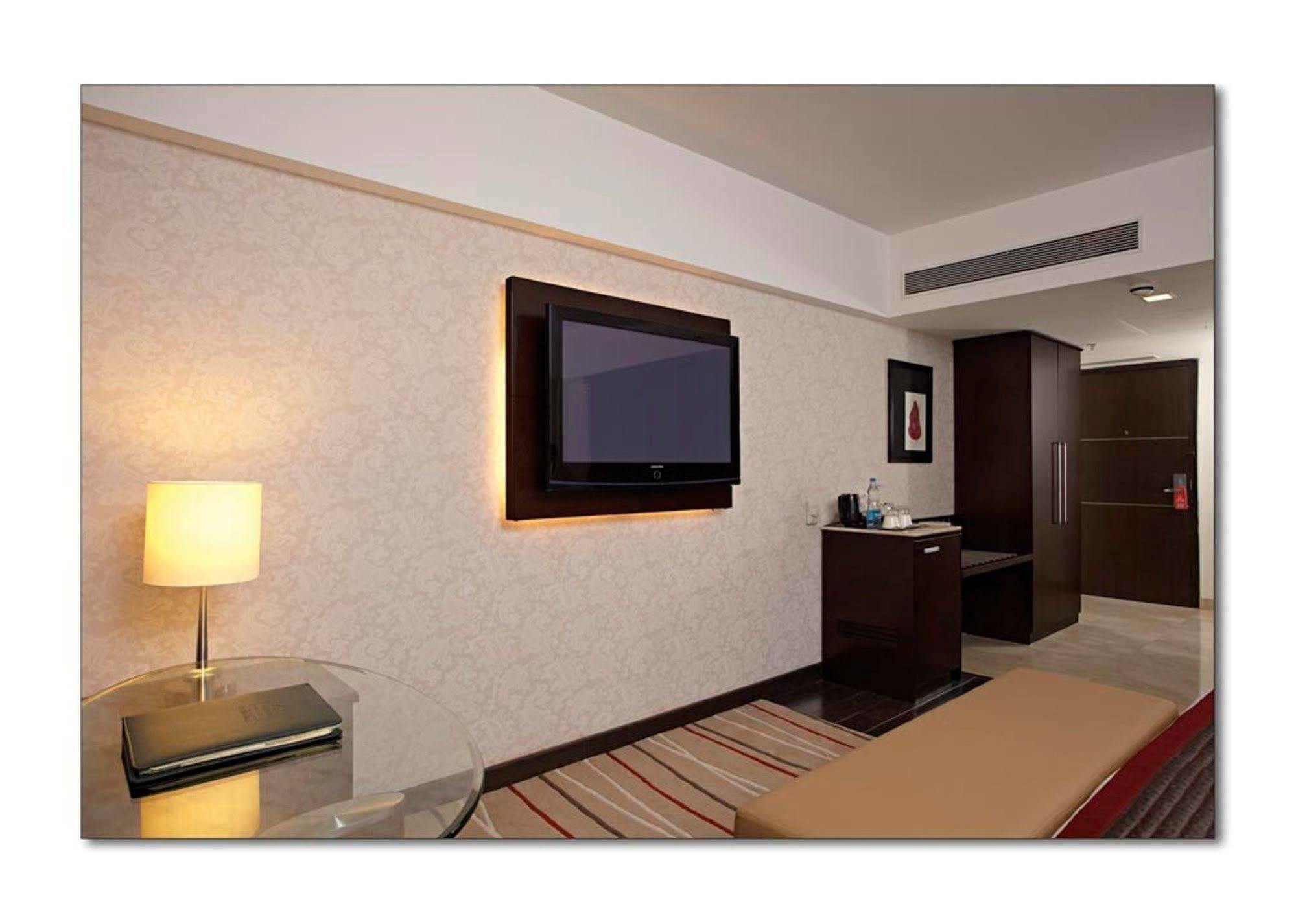 Radisson Hotel Sector 29 Gurugram Гургаон Экстерьер фото
