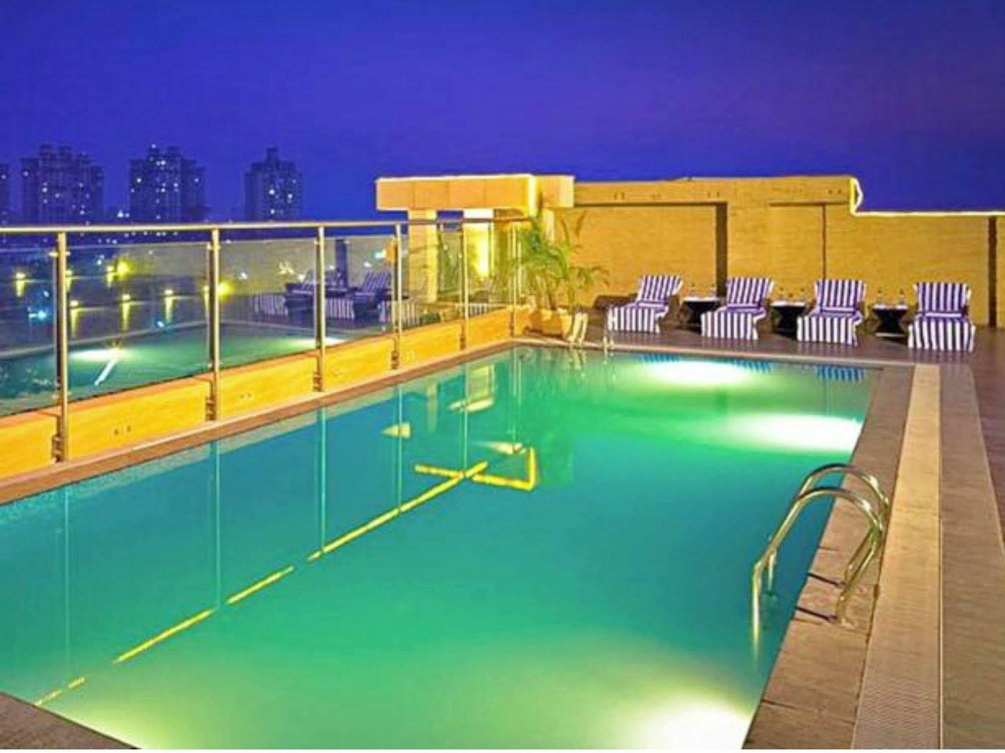 Radisson Hotel Sector 29 Gurugram Гургаон Экстерьер фото